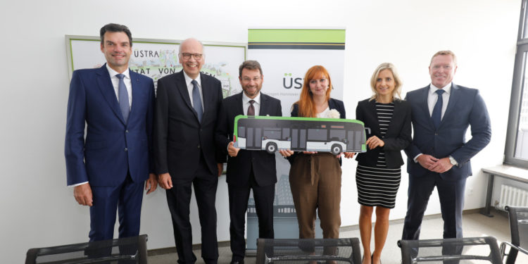 On 6 August 2019, a framework agreement between ÜSTRA and Daimler AG was concluded in Hannover in the presence of Alexander Kols, factory representative public transport Daimler Buses, Rüdiger Kappel, head of sales fleet Daimler Buses, Ulrich Baster, Head of Marketing, Sales and Costomer Services at Daimler Buses, Dr. Volkhardt Klöppner, Chairman of the ÜSTRA Board of Management, Denise Hain, Chairman at ÜSTRA of Sales and HR and Elke Maria van Zandel, Chairman at ÜSTRA of technique, IT and infrastructure.