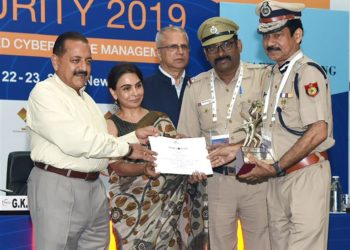 The Minister of State for Development of North Eastern Region (I/C), Prime Minister’s Office, Personnel, Public Grievances & Pensions, Atomic Energy and Space, Dr. Jitendra Singh presenting the Smart Policing Awards, at the Homeland Security 2019 Conference, in New Delhi on August 23, 2019.