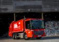 Das „DirectVision-Fahrerhaus“ des Econic ermöglicht durch die großflächige Panoramaverglasung und die vollverglaste Beifahrer-Falttür sowie die tiefe Sitzposition des Fahrers eine herausragende Rundumsicht auf den umgebenden Verkehr. Der Mercedes-Benz Econic wurde daher mit einer Fünf-Sterne-Bewertung im Rahmen der in London geltenden „DirectVision Standards“-Richtlinie honoriert.The "DirectVision cab" of the Econic makes it possible to enjoy an excellent all-round view of the surrounding traffic thanks to the deep, panoramic windscreen and full-height, glazed folding side door as well as the lower seating position of the driver. The Mercedes-Benz Econic was therefore honoured with a five-star rating as part of London's "DirectVision Standards" guideline.