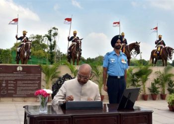 The President, Ram Nath Kovind signing the visitors’ book, at the National War Memorial, on the occasion of 73rd Independence Day, in New Delhi on August 15, 2019.