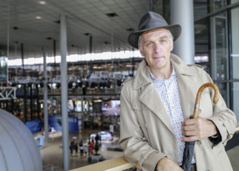 Walter Sittler plays Erich Kästner. In the background: The experience world of the Transparent Factory, which is transformed into the stage on the 1st weekend of Advent.