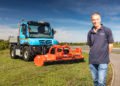 Guy Gregson aus Hoo (Kent) kennt und schätzt den Unimog schon sein ganzes Berufsleben lang. „Mit meinem letzten Unimog U 1600 bin ich fast 300 000 Kilometer gefahren. Er hat mich nie im Stich gelassen.“ Mit dem neuen U 218 ist Gregson sehr zufrieden. „Er passt perfekt zu meinen Aufgaben. Die kleine, aber leistungsstarke Maschine lässt sich wirkungsvoll einsetzen. Gerade auch auf engstem Raum.“Guy Gregson from Hoo (Kent) has known and appreciated the Unimog for his whole career. "I drove almost 300,000 kilometres with my last Unimog U 1600. Not once did it leave me in the lurch." Gregson is very satisfied with the new U 218. "It is ideal for my jobs". The small, but powerful machine can be used effectively. Even in the smallest spaces."