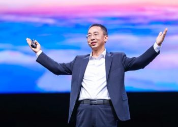 Hou Jinlong, President of Huawei's Cloud & AI Products & Services, delivers his keynote speech