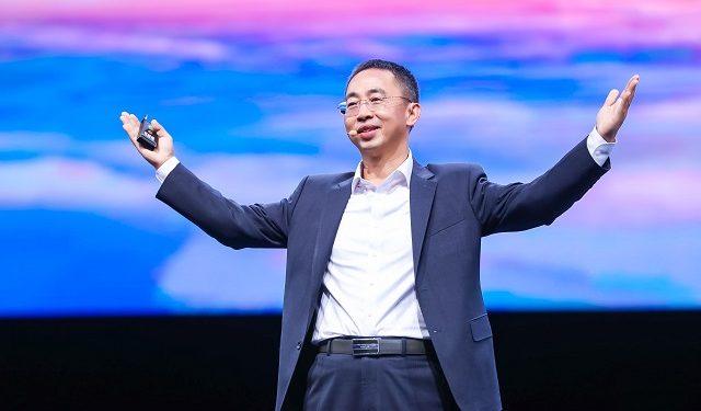 Hou Jinlong, President of Huawei's Cloud & AI Products & Services, delivers his keynote speech