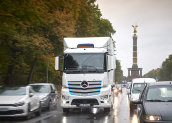 Der schwere Lkw Mercedes-Benz eActros mit einer Reichweite von bis zu 200 km ist im Rahmen der eActros „Innovationsflotte“ im intensiven Kundeneinsatz in Deutschland und der Schweiz. 

The Mercedes-Benz eActros heavy-duty truck, with a range of up to 200 km, is in intensive use by customers in Germany and Switzerland as part of the eActros “innovation fleet".