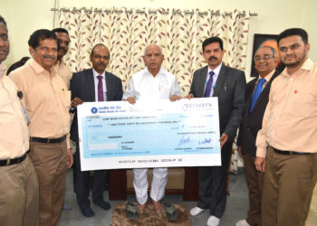 Mr Gowtama M V, CMD, BEL, and Mr Shivakumaran K M, Director (HR), BEL, handing over the cheque for Rs. 1.36 Crores, as contribution by BEL employees towards the Karnataka Chief Minister’s Flood Relief Fund, to the Hon’ble Chief Minister of Karnataka, Shri B S Yediyurappa, in the presence of senior officers of BEL, today at Bengaluru.