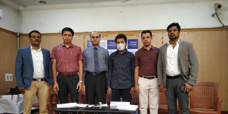 ( L – R) :  Dr. Davan, Consultant Cardiac Anesthesia, Dr. Murali Krishna, Consultant - Cardiothoracic Vascular Surgeon and Heart transplant ,Dr. Devananda, HOD & Consultant, Cardiothoracic Vascular Surgeon and Heart Transplant, 23 year old Arshad (patient), Dr. Lalchand Bandagi - Cardiothoracic Vascular Surgeon and Heart transplant and Dr. Pandian, Consultant Cardiac Anesthesia, team at Manipal Hospitals who gave a new lease of life