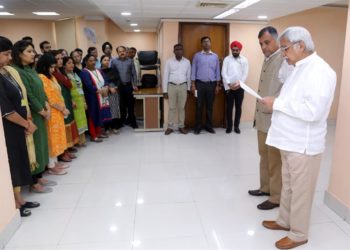 The Chief Election Commissioner, Sunil Arora and the Election Commissioner, Ashok Lavasa paying condolences to the former Chief Election Commissioner, T.N. Seshan, in New Delhi on November 11, 2019.