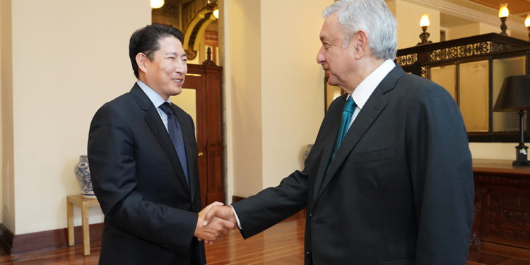 Chairman Cho Hyun-joon of Hyosung Group (left) had a meeting with President Andres Manuel Lopez Obrador of Mexico (right) recently at the Presidential Palace in Mexico City to discuss ways of cooperation between the two parties, including the ‘Rural ATM Project.’ (Photo: Business Wire)