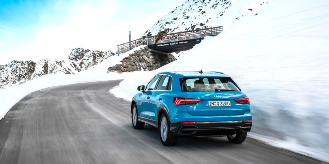 Audi Q3: Combined fuel consumption in l/100 km: 7.6 - 4.7; combined CO2 emissions in g/km: 174 - 124 Information on fuel consumption and CO2 emissions as well as efficiency classes in ranges depending on the tires and alloy wheel rims used.