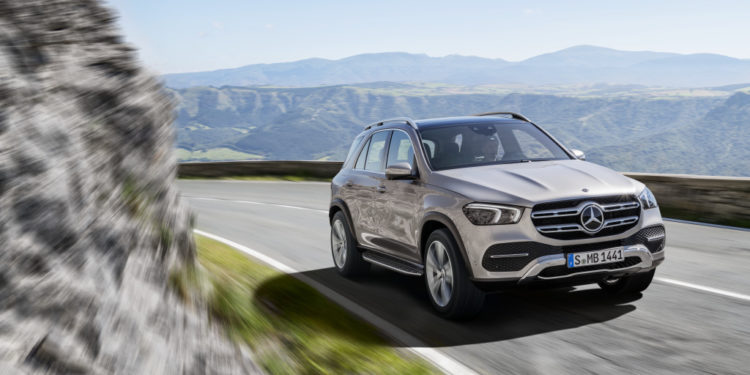 Mercedes-Benz GLE, Exterieur: mojavesilber, Interieur: Leder Rough espressobraun/magmagrau, Zierelemente Holz Walnuss braun offenporig.;Kraftstoffverbrauch kombiniert: 9,6 – 8,3 l/100 km; CO2-Emissionen kombiniert: 220 - 190 g/km (vorläufige Daten)*

Mercedes-Benz GLE, exterior: mojave silver, interior: rough leather espresso brown/magma grey, brown open-pore walnut wood trim.;Fuel consumption combined: 9.6 – 8.3 l/100 km; Combined CO2 emissions: 220 - 190 g/km (provisional data)*