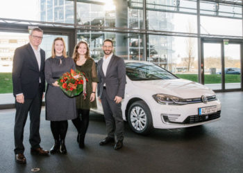 Handover of the anniversary car to Sandra Fleischer (2nd from left) accompanied by Frederike Gasber by Michael Fröhlich (left), Head of Vehicle Deliveries Autostadt, and Francesco Forte, Head of Customer Management Autostadt.