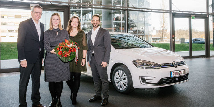Handover of the anniversary car to Sandra Fleischer (2nd from left) accompanied by Frederike Gasber by Michael Fröhlich (left), Head of Vehicle Deliveries Autostadt, and Francesco Forte, Head of Customer Management Autostadt.