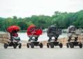 Mercedes-Benz Kinderwagen Avantgarde von HARTAN: „Dolce Vita“ Tragetasche in beige/braun mit Fahrgestell in Arenisca; DESSIN „Sport“ Tragetasche in schwarz/ Anthrazit/silber und Fahrgestell in Iridium Silber; Dessin „Hyacinth-Rot“ mit Fahrgestell in Farbe „Hightec-silber“; alle Varianten mit AMG-inspirierten 5-Doppelspeichen-Räder Design, Luftkammerbereifung und einstellbaren Federung.Mercedes-Benz Baby Carriage Avantgarde from Hartan: “Dolce Vita” Infant Carrier Bag in beige / brown with Undercarriage in Arensica; “DESSIN Sport” Infant Carrier in black / anthracite / silver with Undercarriage in iridium silver;  “Hyacinth red” design with “Hightec silver” undercarriage; all models come with AMG inspired 5-twin-spoke wheel design, air-chambered tyres and adjustable suspension.