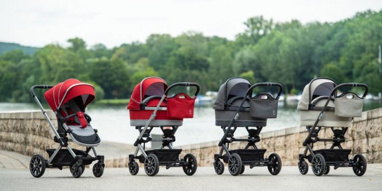 Mercedes-Benz Kinderwagen Avantgarde von HARTAN: „Dolce Vita“ Tragetasche in beige/braun mit Fahrgestell in Arenisca; DESSIN „Sport“ Tragetasche in schwarz/ Anthrazit/silber und Fahrgestell in Iridium Silber; Dessin „Hyacinth-Rot“ mit Fahrgestell in Farbe „Hightec-silber“; alle Varianten mit AMG-inspirierten 5-Doppelspeichen-Räder Design, Luftkammerbereifung und einstellbaren Federung. 

Mercedes-Benz Baby Carriage Avantgarde from Hartan: “Dolce Vita” Infant Carrier Bag in beige / brown with Undercarriage in Arensica; “DESSIN Sport” Infant Carrier in black / anthracite / silver with Undercarriage in iridium silver;  “Hyacinth red” design with “Hightec silver” undercarriage; all models come with AMG inspired 5-twin-spoke wheel design, air-chambered tyres and adjustable suspension.