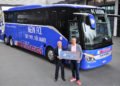 Der S 516 HD ist der erste Setra Teambus des FC Luzern. Dietmar Widera, Leiter Verkauf Reisebusse EvoBus Schweiz (links), übergibt den Bus an Marco Gössi, Inhaber Gössi Carreisen.The S 516 HD bus is the first Setra team bus for FC Luzern. Dietmar Widera, head of coach sales at EvoBus Schweiz AG (left), hands over the bus to Marco Gössi, CEO and owner of Gössi Carreisen.