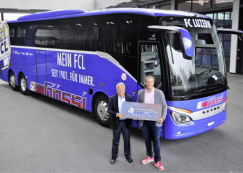Der S 516 HD ist der erste Setra Teambus des FC Luzern. Dietmar Widera, Leiter Verkauf Reisebusse EvoBus Schweiz (links), übergibt den Bus an Marco Gössi, Inhaber Gössi Carreisen. 

The S 516 HD bus is the first Setra team bus for FC Luzern. Dietmar Widera, head of coach sales at EvoBus Schweiz AG (left), hands over the bus to Marco Gössi, CEO and owner of Gössi Carreisen.