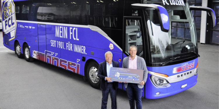 Der S 516 HD ist der erste Setra Teambus des FC Luzern. Dietmar Widera, Leiter Verkauf Reisebusse EvoBus Schweiz (links), übergibt den Bus an Marco Gössi, Inhaber Gössi Carreisen. 

The S 516 HD bus is the first Setra team bus for FC Luzern. Dietmar Widera, head of coach sales at EvoBus Schweiz AG (left), hands over the bus to Marco Gössi, CEO and owner of Gössi Carreisen.