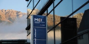 Starting autumn 2020 - Master of Business Administration degree - Top-class program for international executives - Time and location flexibility through Mobile Learning, content flexibility through "Electives" / © MCI