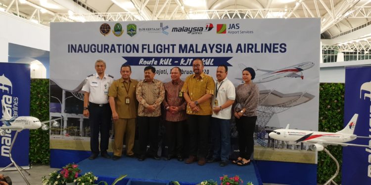 CEO of Amal by Malaysia Airlines, Hazman Hilmi Sallahuddin; Head of Sub Division for Standardization of Aviation Safety, Dwi Apriyanto as well as senior local Indonesian government officers at Malaysia Airlines’ inaugural flight ceremony at West Java International Airport, Kertajati.