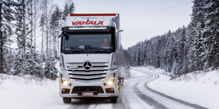 Bei Vähälä Logistics ist der neue Actros bei Temperaturen bis minus 40 Grad zuverlässig im Einsatz. 

Vähälä Logistics can rely on the new Actros, even as temperatures reach minus 40 degrees.