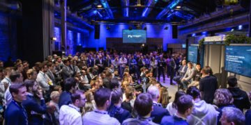 Der Expo Day lockt mehr als 1500 Teilnehmer und Besucher nach Stuttgart. Hier präsentieren die 30 Startups ihre technologischen Lösungen, die einen 100-tägigen Auswahlprozess durchlaufen haben.The Expo Day attracts more than 1500 participants and visitors to Stuttgart. Here, the 30 startups present the ir technological solutions, which have undergone a 100-day selection process.