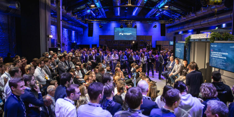 Der Expo Day lockt mehr als 1500 Teilnehmer und Besucher nach Stuttgart. Hier präsentieren die 30 Startups ihre technologischen Lösungen, die einen 100-tägigen Auswahlprozess durchlaufen haben. 

The Expo Day attracts more than 1500 participants and visitors to Stuttgart. Here, the 30 startups present the ir technological solutions, which have undergone a 100-day selection process.