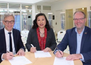 The agreement between UVD Robots and Sunay Healthcare Supply was signed Wednesday, February 19, at UVD Robots’ headquarters in Odense, Denmark by (from left) Per Juul Nielsen, Chief Executive Officer, UVD Robots ApS, Su Yan, Chief Executive Officer, Sunay Healthcare Supply, and Claus Risager, Chairman of the Board, UVD Robots ApS. The reseller agreement grants Sunay Healthcare Supply exclusive rights to supply the UVD robots (visible in background) in China. (Photo: Business Wire)