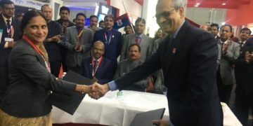 Mrs Anandi Ramalingam, Director (Marketing), BEL, and Mr E R Sheikh, Sr DDG, OFB, exchanging the MoU documents in the presence of Shri Shripad Yesso Naik, Hon’ble Raskha Rajya Mantri, Mr Hari Mohan, DGOF & Chairman, OFB, and Mr Gowtama M V, CMD, BEL.
