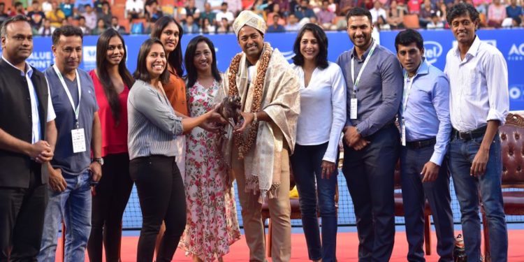 From left: Former Minister for IT&BT and Tourism and Chairman of organizing committee Mr. Priyank Kharge, Hockey Olympian Jude Felix, swimmers Reshma and Nisha Millet, athletes Pramila Aiyappa, Ashwini Nachappa, Leander Paes, Reeth Abraham, Hockey internationals Raghunath Vakkliga, Arjun Halappa and Davis Cupper Prahlad Srinath.