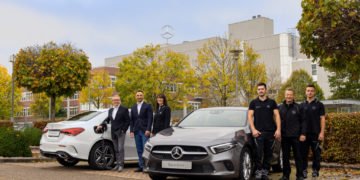 Produktion der A-Klasse Plug-in Hybrid im Mercedes-Benz Werk Rastatt erfolgreich gestartet: Stellvertretend für alle Beschäftigten des Standorts freuen sich (v.l.n.r.): Thomas Geier, Standortverantwortlicher Mercedes-Benz Werk Rastatt; Murat Sür, Betriebsratsvorsitzender Mercedes-Benz Werk Rastatt; Snjezana Graf; Andreas Popov; Norbert Schmeiser; Michael Müller. A 250 e (Kraftstoffverbrauch kombiniert 1,5-1,4 l/100 km, Stromverbrauch kombiniert 15,0-14,8 kWh/100 km, elektrische Reichweite 74 km, CO2-Emissionen kombiniert 34-33 g/km)*, A 250 e Limousine (Kraftstoffverbrauch kombiniert 1,4 l/100 km, Stromverbrauch kombiniert 14,8 -14,7 kWh/100 km, elektrische Reichweite 75 km, CO2-Emissionen kombiniert 33-32 g/km)*Successful Production Launch of the A-Class Plug-In Hybrid at the Mercedes-Benz Rastatt Plant: on behalf of all employees of the site are pleased (from left to right): Thomas Geier, Site Manage r of the Mercedes-Benz Rastatt plant; Murat Sür, Chairman of the Works Council at the Mercedes-Benz Rastatt plant; Snjezana Graf; Andreas Popov; Norbert Schmeiser; Michael Müller. A 250 e combined fuel consumption 1.5-1.4 l/100 km, combined power consumption 15.0-14.8 kWh/100 km, electric range 74 km, combined CO2 emissions 34-33 g/km)*, A 250 e Sedan (combined fuel consumption 1.4 l/100 km, combined power consumption 14.8 -14.7 kWh/100 km, electric range 75 km, combined CO2 emissions 33-32 g/km)*