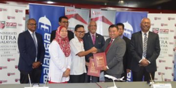 (2nd row; 3rd from l-r) Malaysia Deputy Human Resources Minister, Yang Berhormat, Dato' Hj Mahfuz Omar witnessed the exchange of Memorandum of Understanding (MoU) between Malaysia Airlines Group Chief Operations Officer, Ahmad Luqman b. Mohd Azmi (1st row; 3rd from l-r) and UPM Deputy Vice Chancellor (Academic and International), Dr M. Iqbal Saripan (1st row; 2nd from l-r) at the MoU signing event at UPM.
