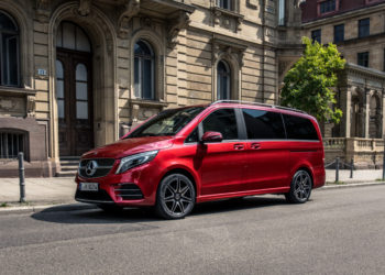Die neue Mercedes-Benz V-Klasse - Exterieur;Kraftstoffverbrauch kombiniert: 6,6-6,5 l/100 km; CO2-Emissionen kombiniert: 174-171 g/km*

The new Mercedes-Benz V-Class – Exterior;combined fuel consumption: 6.6-6.5 l/100 km; combined CO2 emissions: 174-171 g/km*