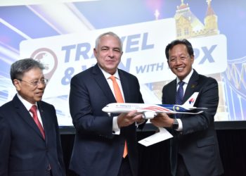 Captain Izham Ismail presenting a token of appreciation to Mr Peter Schiesser and Tan Sri Dato’ Sri Tay Ah Lek, at the signing ceremony at MAB Academy, Kelana Jaya.