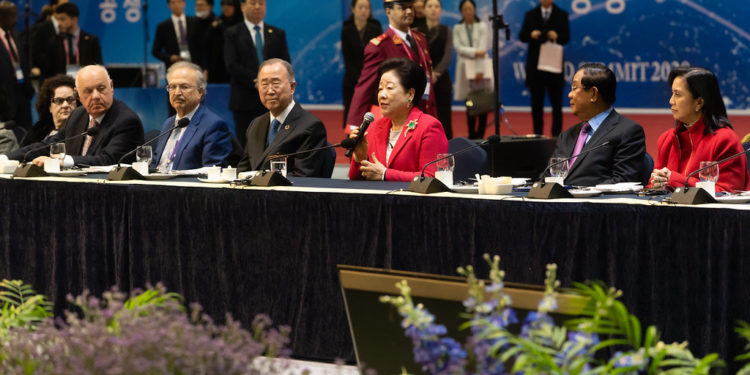 (From Left to Right) Former President of Albania Alfred Moisiu, Advisor to the President of Libya Dr. Fathi Noah, Former UN Secretary-General Ban Ki Moon, UPF Co-founder Dr. Hak Ja Han Moon, President Hun Sen of Cambodia, Vice-President Leni Lobredo of the Philippines (Photo credit: Graeme Carmichael)