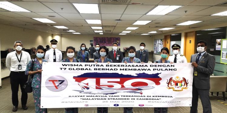 Malaysia Airlines cabin crew with T7 Global Berhad commemorative rescue flight banner