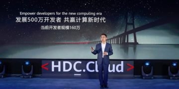 Hou Jinlong, President of Cloud & AI BG, Huawei, delivered a keynote speech