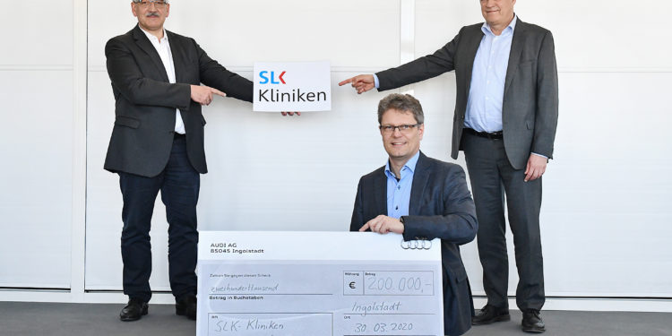 Handing over of a donation in times of Corona: Audis Board of Management Members Peter Kössler, responsible for Production and Logistics, and Wendelin Göbel, responsible for Human Resources, together with Dr. Andreas Haller, Head of Audis Healthcare department, handed over a symbolic check to hospitals in the home regions of Ingolstadt and Neckarsulm
