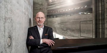 Museumsguide Pádraic Ó Leanacháin nimmt die Instagram-Community mit auf eine interaktive Führung durch das Mercedes-Benz Museum.Museum guide Pádraic Ó Leanacháin takes the Instagram community along on an interactive tour through the Mercedes-Benz Museum.