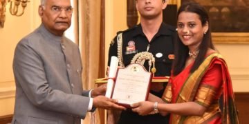 The President, Shri Ram Nath Kovind presenting the Lalit Kala Akademi Awards to the Meritorious Artists, at a function, at Rashtrapati Bhavan, in New Delhi on March 04, 2020
