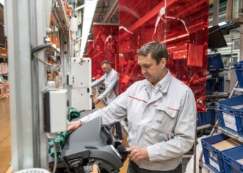 Audi production gradually restarts in Europe

Keep a distance: Red-colored foils for safety.