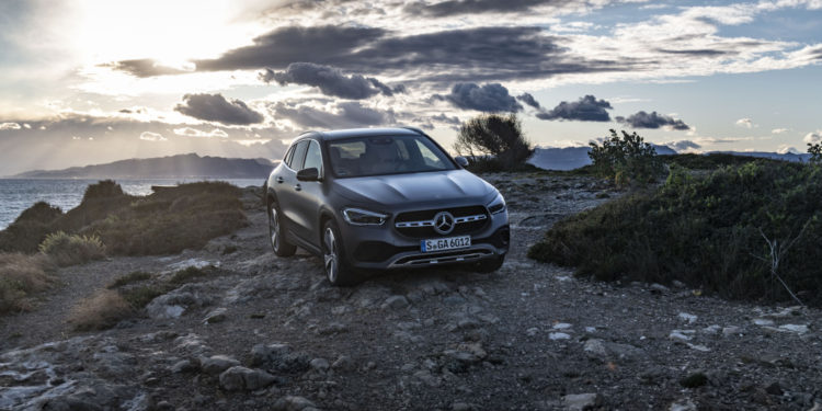 Mercedes-Benz GLA 220d mountaingrau magno; Leder - macchiatobeige/schwarz;Kraftstoffverbrauch kombiniert: 4,9-4,7 l/100 km; CO2-Emissionen kombiniert: 129–123 g/km

Mercedes-Benz GLA 220d mountain grey magno; Leather - macchiato beige/black;Fuel consumption combined: 4.9-4.7 l/100 km; combined CO2 emissions: 129-123 g/km