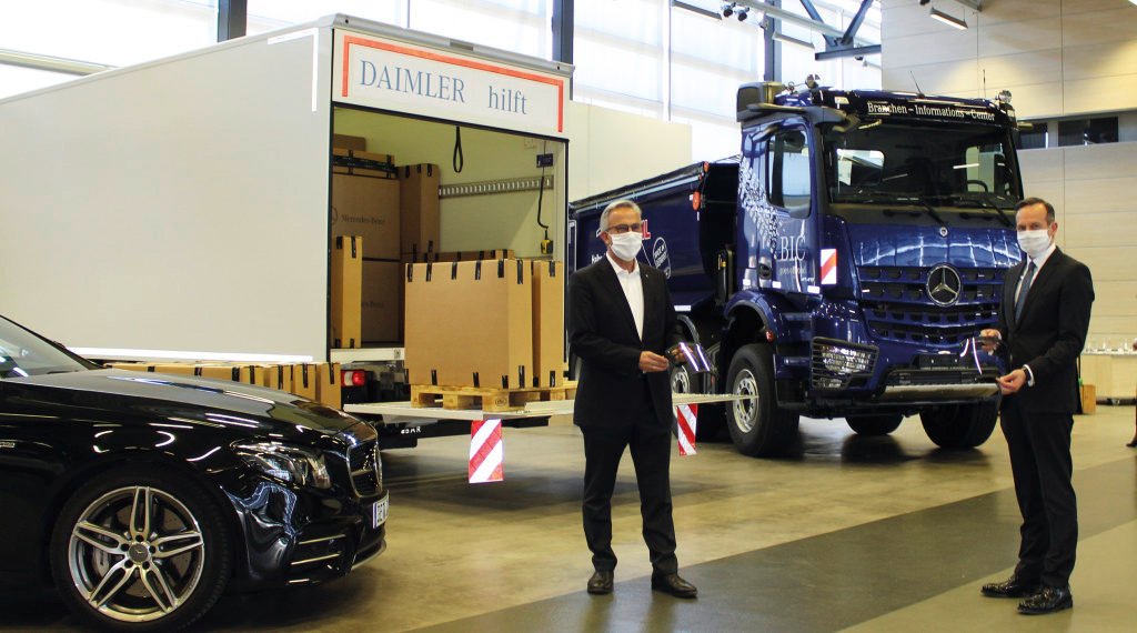 Dr. Matthias Jurytko, Leiter Standort und Lkw-Produktion Werk Wörth, übergibt stellvertretend für Daimler 2500 Gesichtsschilde an den rheinland-pfälzischen Wirtschaftsminister Dr. Volker Wissing. 

Dr. Matthias Jurytko, Head of Site and Truck Production at Wörth, hands over 2500 face shields representative for Daimler to Dr. Volker Wissing, Minister for Economic Affairs Rhineland-Palatinate.