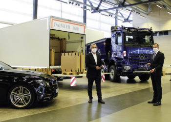 Dr. Matthias Jurytko, Leiter Standort und Lkw-Produktion Werk Wörth, übergibt stellvertretend für Daimler 2500 Gesichtsschilde an den rheinland-pfälzischen Wirtschaftsminister Dr. Volker Wissing. 

Dr. Matthias Jurytko, Head of Site and Truck Production at Wörth, hands over 2500 face shields representative for Daimler to Dr. Volker Wissing, Minister for Economic Affairs Rhineland-Palatinate.