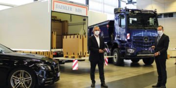 Dr. Matthias Jurytko, Leiter Standort und Lkw-Produktion Werk Wörth, übergibt stellvertretend für Daimler 2500 Gesichtsschilde an den rheinland-pfälzischen Wirtschaftsminister Dr. Volker Wissing.Dr. Matthias Jurytko, Head of Site and Truck Production at Wörth, hands over 2500 face shields representative for Daimler to Dr. Volker Wissing, Minister for Economic Affairs Rhineland-Palatinate.