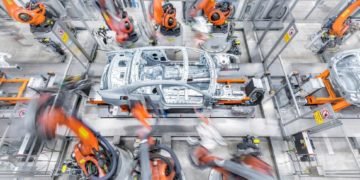 04/06/20AudiStream: online ticket to the world of AudiWith AudiStream, Audi offers interactive factory tours online.
Experienced tour guides narrate the virtual tour and answer questions in the live stream.