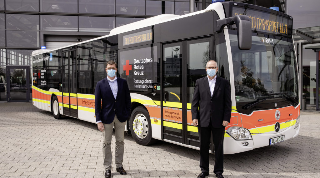 Till Oberwörder, Leiter Daimler Buses, und David Richter, Geschäftsführer des DRK-Rettungsdiensts Heidenheim-Ulm, bei der Übergabe des Großraum-Intensivtransportwagens. 

Till Oberwörder, Head of Daimler Buses, and David Richter, Managing Director of DRK-Rettungsdienst Heidenheim-Ulm, at the handover of the intensive care ambulance.