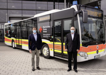 Till Oberwörder, Leiter Daimler Buses, und David Richter, Geschäftsführer des DRK-Rettungsdiensts Heidenheim-Ulm, bei der Übergabe des Großraum-Intensivtransportwagens. 

Till Oberwörder, Head of Daimler Buses, and David Richter, Managing Director of DRK-Rettungsdienst Heidenheim-Ulm, at the handover of the intensive care ambulance.