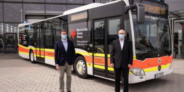Till Oberwörder, Leiter Daimler Buses, und David Richter, Geschäftsführer des DRK-Rettungsdiensts Heidenheim-Ulm, bei der Übergabe des Großraum-Intensivtransportwagens.Till Oberwörder, Head of Daimler Buses, and David Richter, Managing Director of DRK-Rettungsdienst Heidenheim-Ulm, at the handover of the intensive care ambulance.
