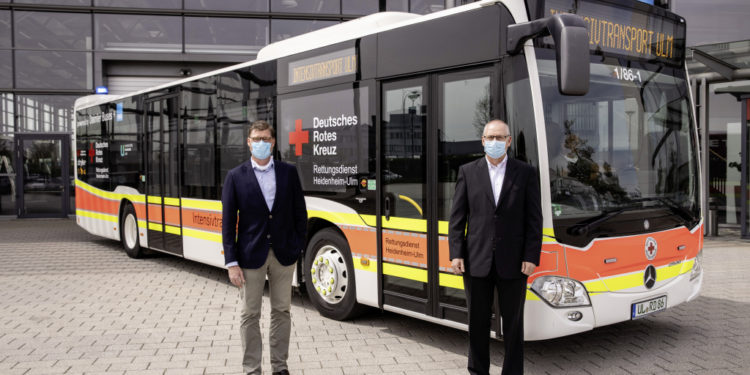 Till Oberwörder, Leiter Daimler Buses, und David Richter, Geschäftsführer des DRK-Rettungsdiensts Heidenheim-Ulm, bei der Übergabe des Großraum-Intensivtransportwagens. 

Till Oberwörder, Head of Daimler Buses, and David Richter, Managing Director of DRK-Rettungsdienst Heidenheim-Ulm, at the handover of the intensive care ambulance.